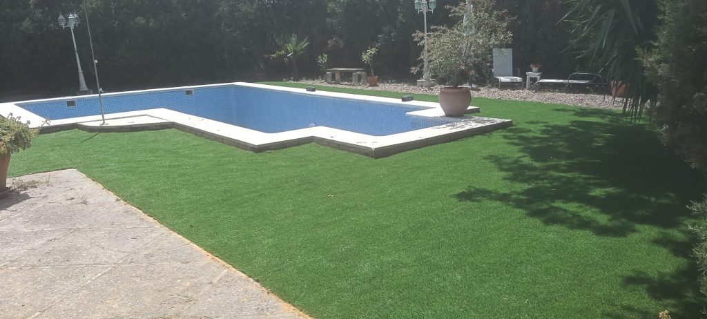 Jardín grande con piscina y césped artificial - diseño de jardines Limcesped Sevilla
